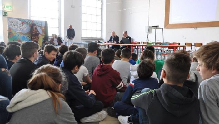 Bullismo, la Polizia incontra le scuole. “Episodi anche a Urbino”