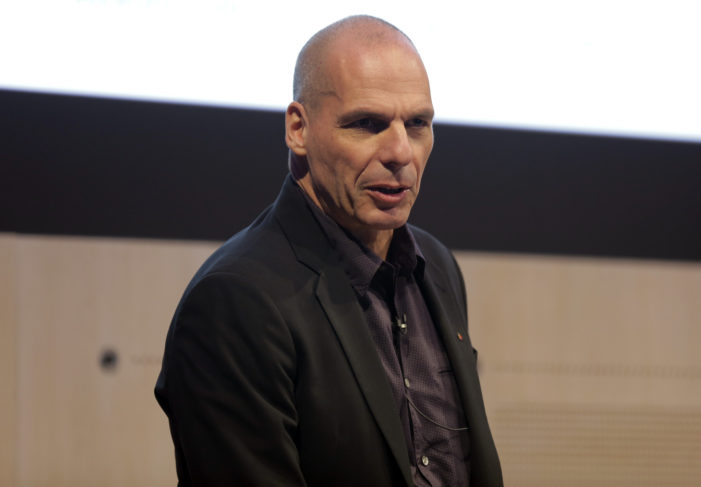 Varoufakis: “Mattarella ha fatto un regalo all’estrema destra”